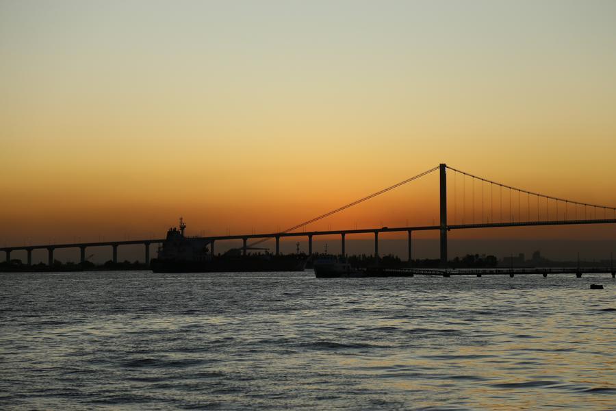 Foto aérea tirada em 30 de agosto de 2023 mostra a Ponte da Baía de Maputo, em Maputo, Moçambique. (Xinhua/Yao Jinhong)
