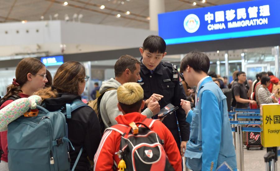 (Multimídia) Beijing registra aumento nas viagens transfronteiriças até agora este ano
