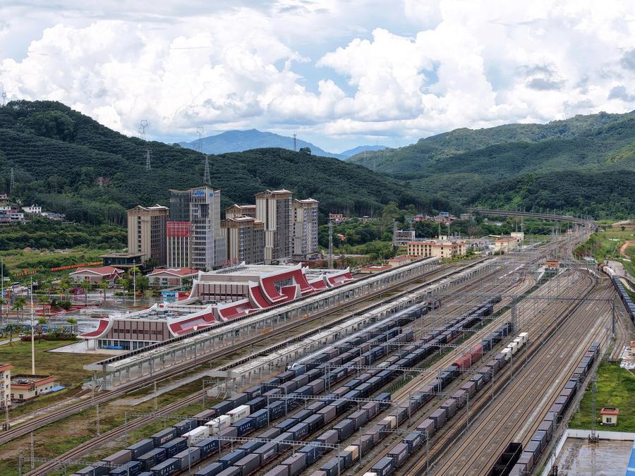Relações China-Laos continuam avançando aos 65 anos