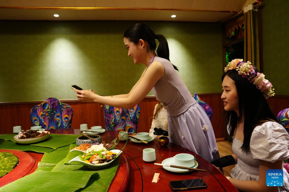 Sherry Zhu, criadora da série no TikTok "Tornando-se Chinesa", faz viagem de imersão cultural por Yunnan, no sudoeste da China
