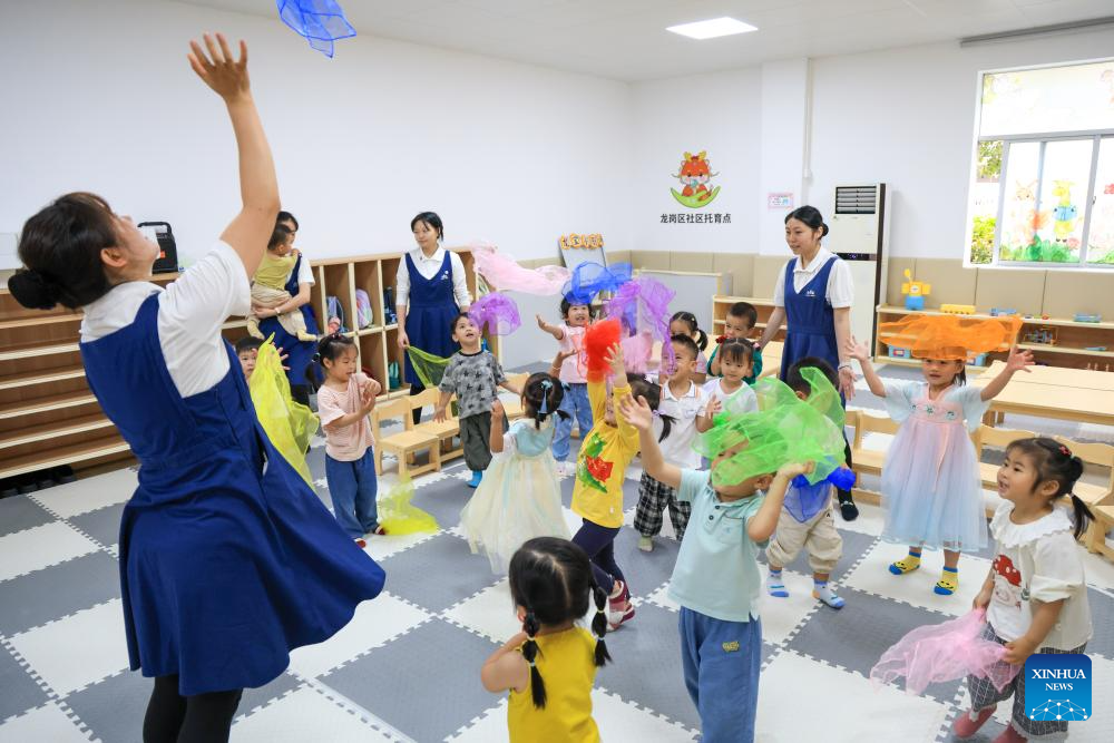 Cidade chinesa de Shenzhen constrói "círculo de creche de 15 minutos" para apoiar famílias com crianças