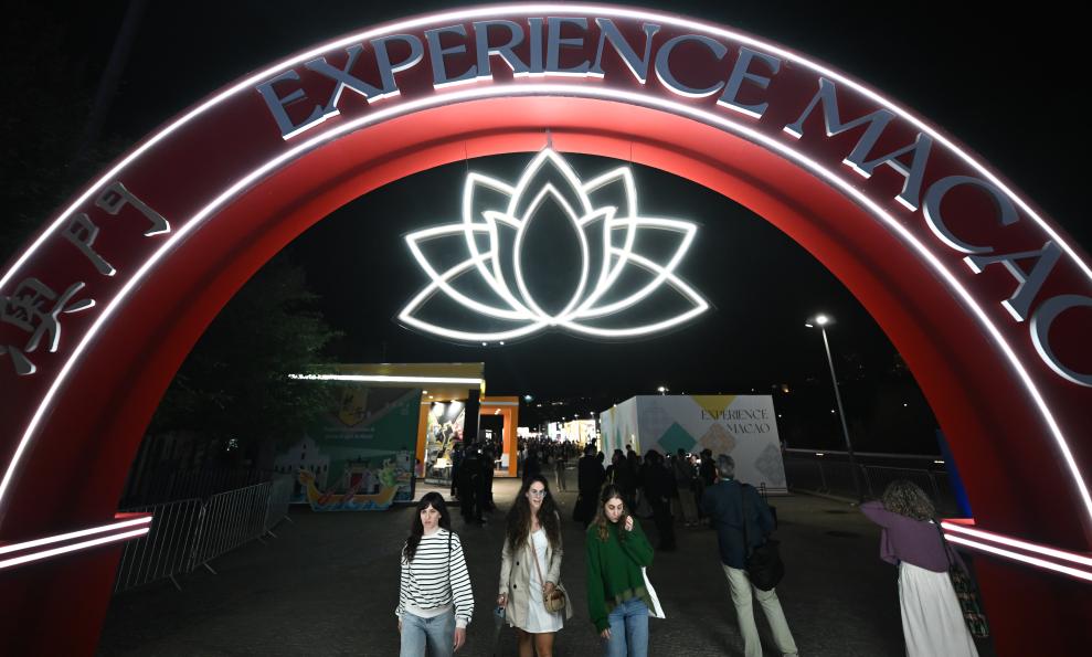 Visitantes são vistos durante o evento "Macao Night" em Madrid, Espanha, em 21 de abril de 2026. (Xinhua/Cheng Min)