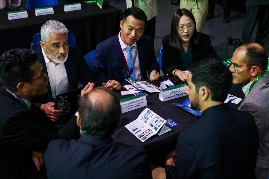 Pessoas participam da conferência de promoção de cooperação econômica e comercial Macau-Portugal em Lisboa, Portugal, em 20 de abril de 2026. (Foto por Carlos Costa/Xinhua)