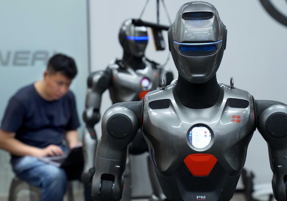 Um funcionário depura um robô humanoide em uma empresa de robótica em Shenzhen, na Província de Guangdong, sul da China, em 25 de junho de 2025. (Xinhua/Li An)