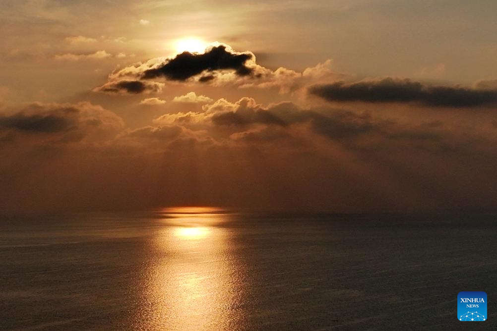 Paisagem do pôr do sol nas águas territoriais de Huangyan Dao na China
