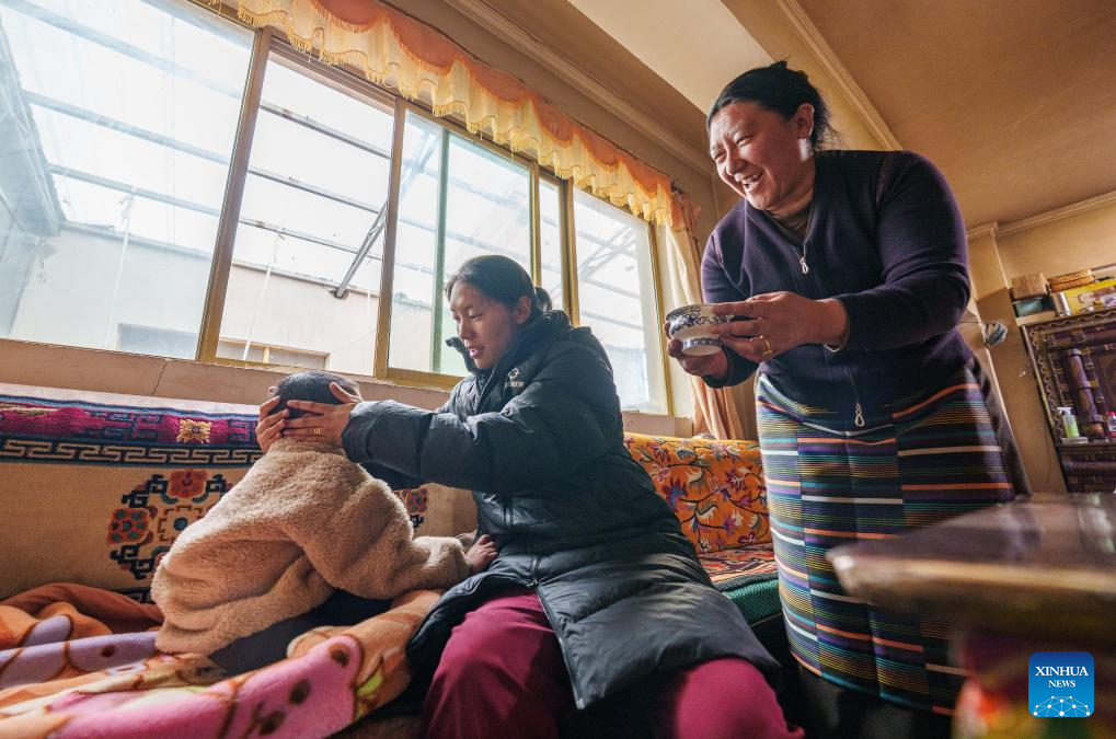 Pentso: médica do departamento de reabilitação em Xizang na China