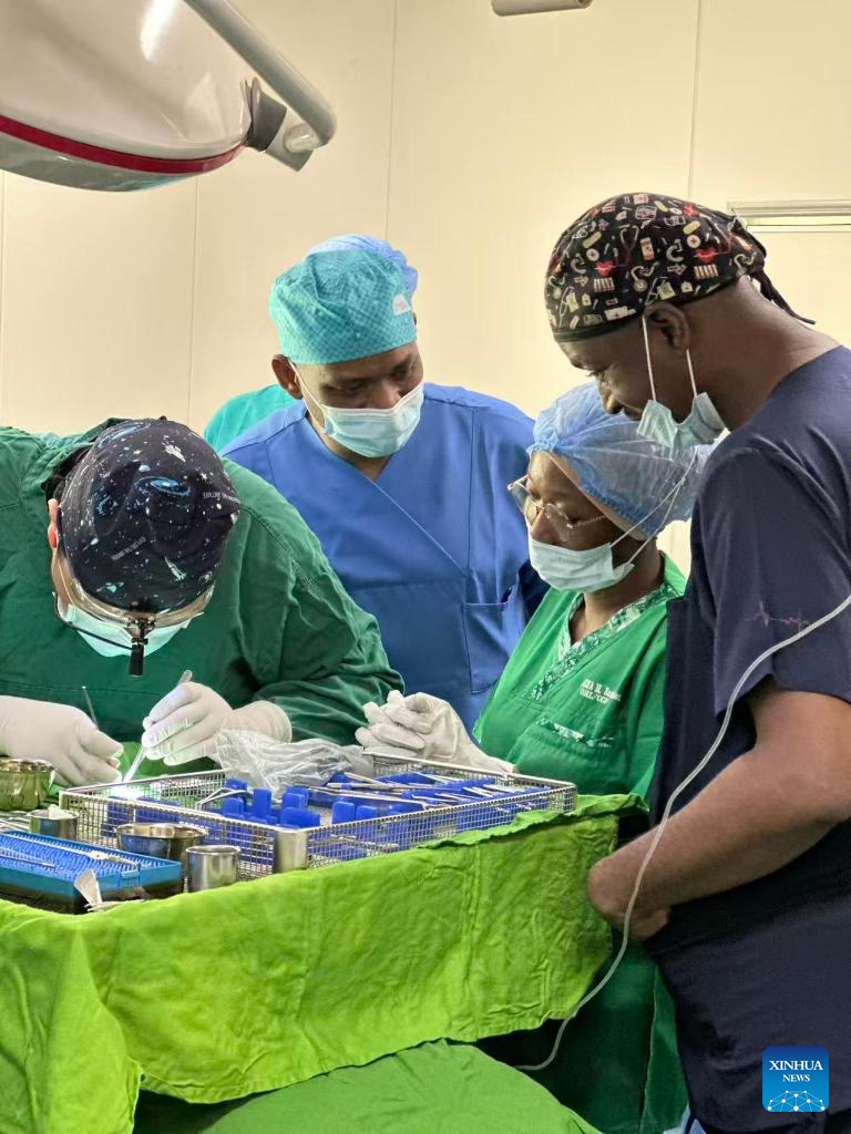 Médicos chineses realizam cirurgia bem-sucedida de reparo do tímpano no Níger