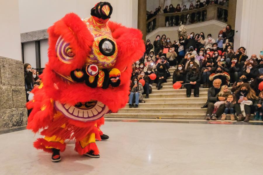 Nápoles, na Itália, testemunha laços seculares com a China