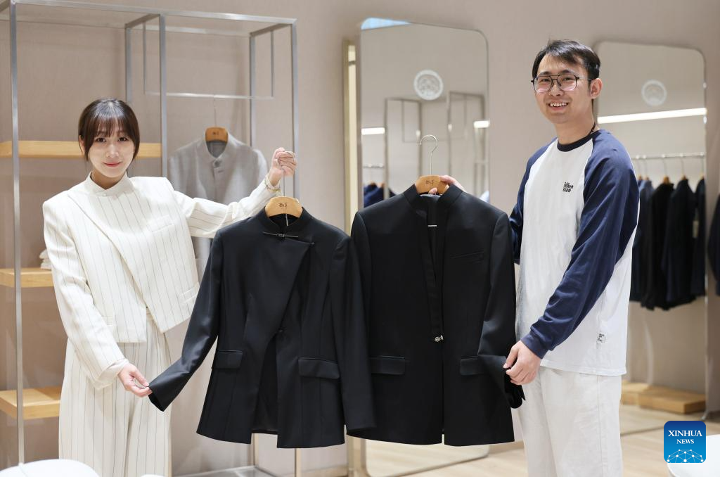 Jovens designers revitalizam a marca centenária de moda chinesa Diyang com cultura tradicional
