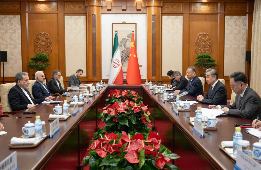 China pede cessar-fogo imediato e total, opõe-se à retomada do conflito e destaca prioridade das negociações sobre situação do Irã, diz chanceler chinês