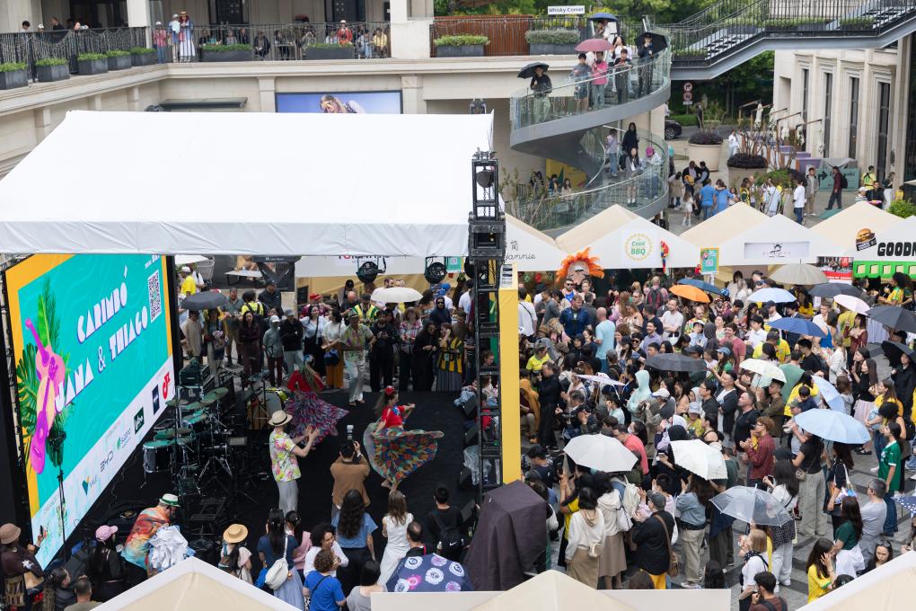Turistas apreciam apresentações artísticas no local do evento temático "Vila Brasileira", em 2 de maio, em Shanghai, no leste da China. (Xinhua/Wang Xiang)