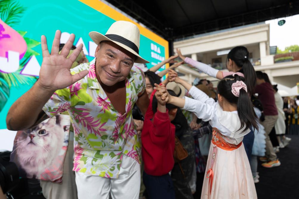 Artistas brasileiros interagem com o público, em 2 de maio, em Shanghai, no leste da China. (Xinhua/Wang Xiang)