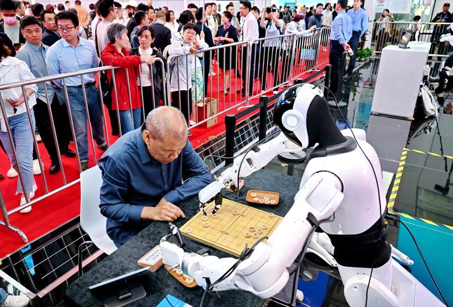 Visitante joga xadrez chinês com um robô equipado com IA na zona de experiência no local da 9ª Cúpula da China Digital, em Fuzhou, Província de Fujian, no sudeste da China, em 30 de abril de 2026. (Xinhua/Lin Shanchuan)