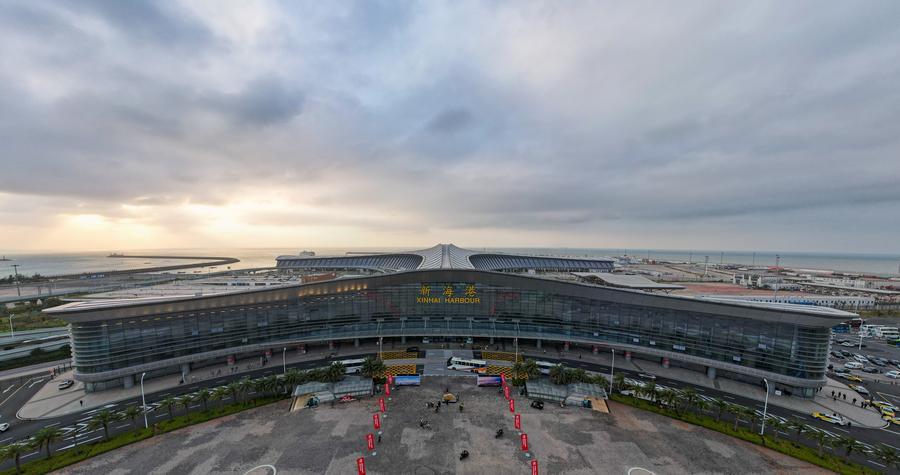 Foto de drone mostra o porto de Xinhai, em Haikou, Província de Hainan, no sul da China, em 18 de dezembro de 2025. No mesmo dia, a China lançou operações alfandegárias especiais em toda a ilha no Porto de Livre Comércio de Hainan. (Xinhua/Yang Guanyu)