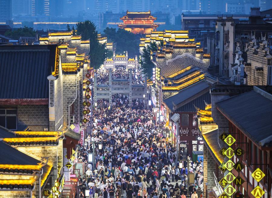 (Multimídia) Receita de vendas relacionadas ao consumo na China sobe 14,3% durante o feriado do Dia do Trabalhador