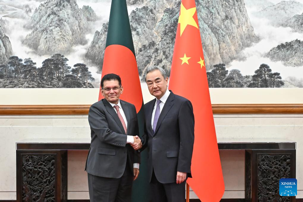 Chanceleres de China e Bangladesh mantêm conversações e prometem aprofundar amizade e cooperação prática