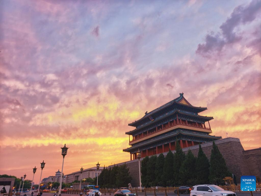 Céu ganha cores vivas durante o pôr do sol em Beijing