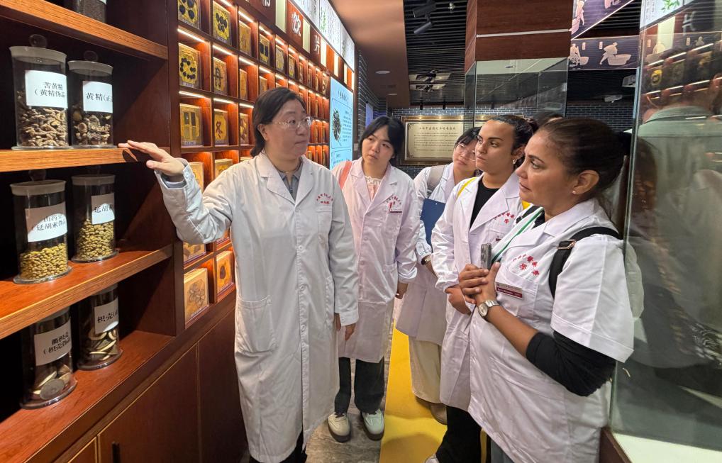 No dia 7 de abril, a profissional portuguesa de medicina tradicional chinesa Sónia Semedo (primeira à direita) e a sua filha, Lydia de Sousa (segunda à direita), estavam visitando uma base do patrimônio das técnicas de processamento de medicamentos da medicina tradicional chinesa, do Hospital Subordinado à Universidade de Medicina Tradicional Chinesa de Jiangxi, na Província de Jiangxi, leste da China. (Xinhua)