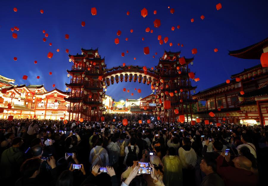 (Multimídia) Viagens e gastos durante feriado do Dia do Trabalhador da China aumentam em relação ao ano passado