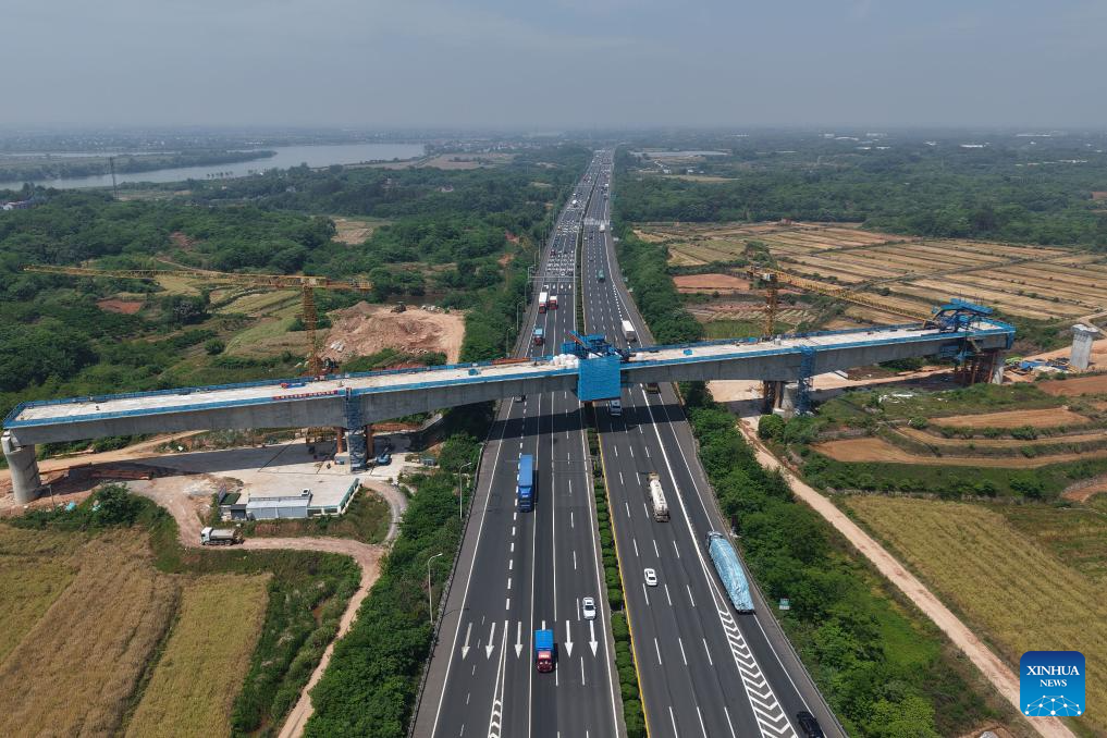 Viga contínua da Grande Ponte de Qujiang sobre a via expressa Shanghai-Kunming finaliza fechamento estrutural