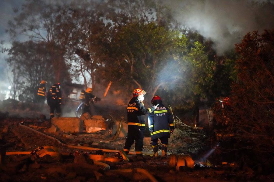 (Multimídia) Número de mortos na explosão em fábrica de fogos de artifício no centro da China sobe para 37