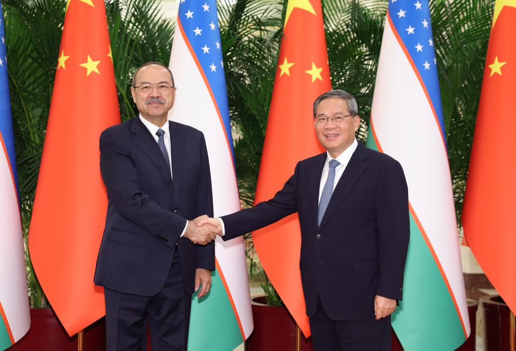 China está disposta a aprofundar cooperação com Uzbequistão em diversos setores, diz premiê Li