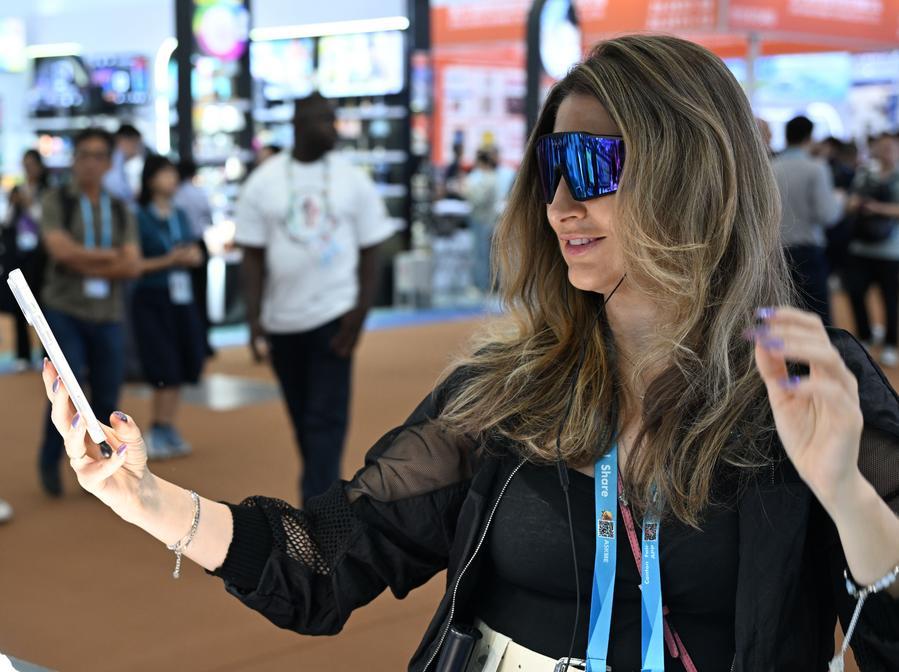 (Multimídia) Observatório Econômico: Compradores latino-americanos lotam Feira de Cantão enquanto produtos inteligentes da China se destacam
