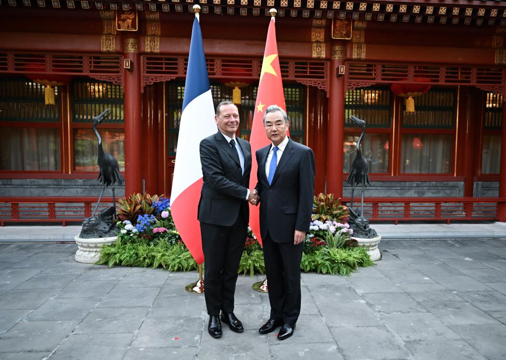 China e França assumem responsabilidades importantes para manter paz, estabilidade e desenvolvimento internacionais, diz chanceler