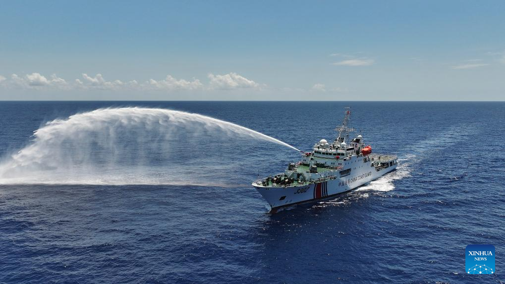 Navio Chuanshan da Guarda Costeira da China realiza treinamento de fiscalização no Mar do Sul da China