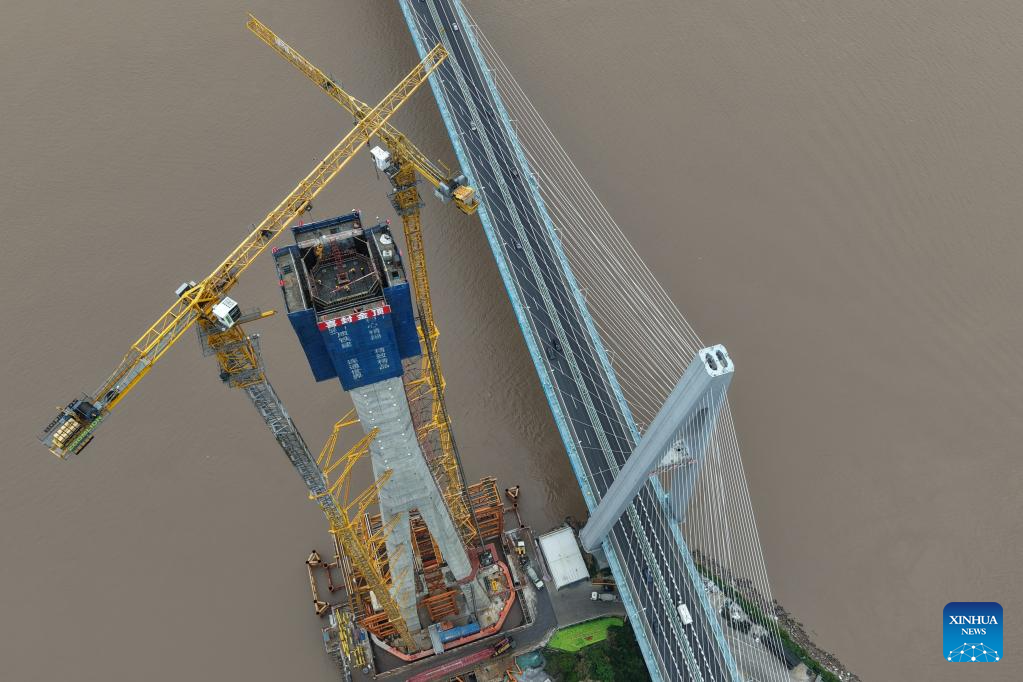 Concluída a estrutura da torre principal nº 5 da ponte rodo-ferroviária de Taoyaomen, na província chinesa de Zhejiang