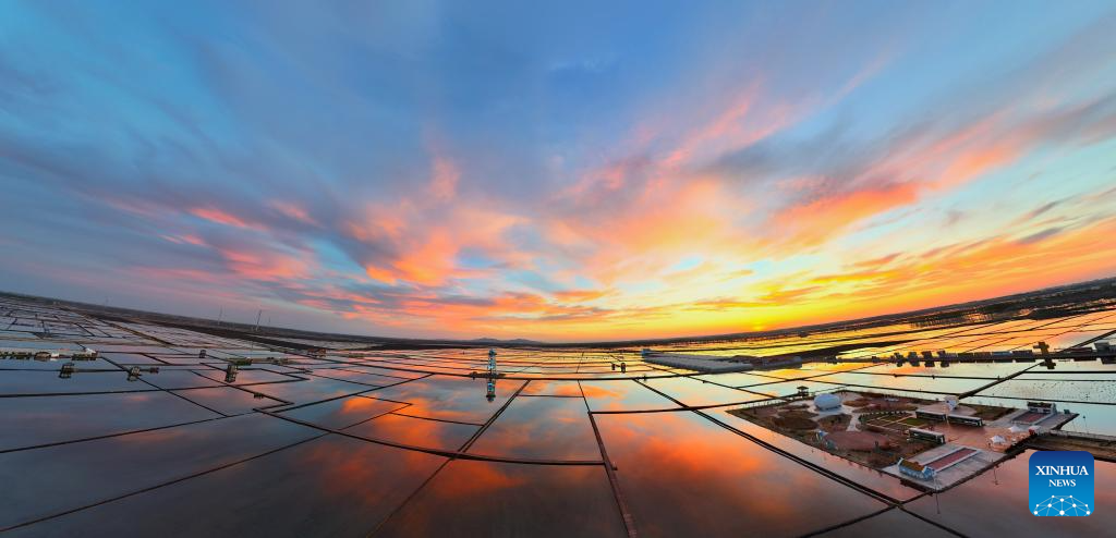 Pôr do sol colorido encanta em Fujin, na província chinesa de Heilongjiang