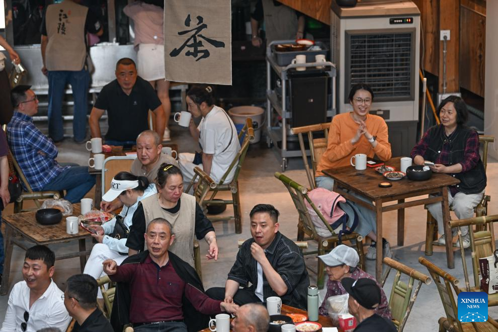 Antigo prédio se transforma em casa de chá pública em Chongqing, no sudoeste da China
