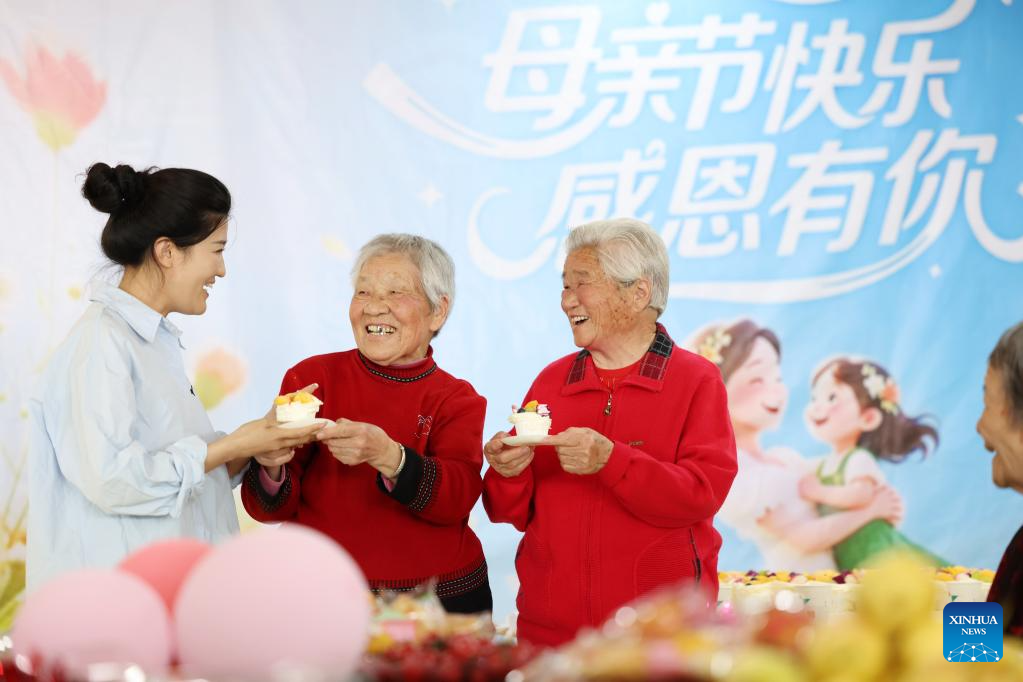 Chineses comemoram o Dia das Mães de forma divertida e emocionante