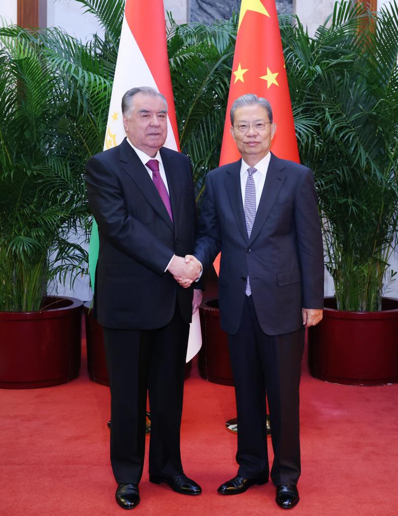Mais alto legislador da China reúne-se com presidente do Tajiquistão
