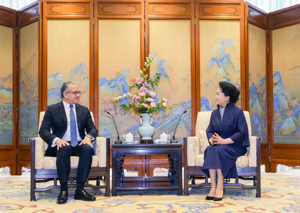 Peng Liyuan reúne-se com chefe da UNESCO em Beijing