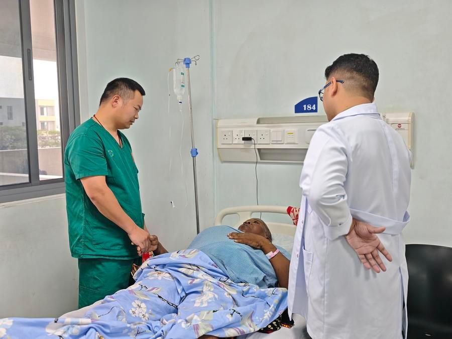 Médicos chineses aliviam sofrimento de anos de uma mulher em Zanzibar, Tanzânia