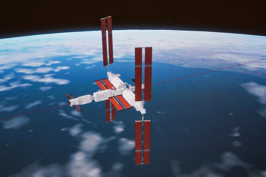 Imagem simulada capturada no Centro de Controle Aeroespacial de Beijing em 11 de maio de 2026 mostra a nave de carga chinesa Tianzhou-10 concluindo a acoplagem à combinação da estação espacial. (Foto de Han Qiyang/Xinhua)