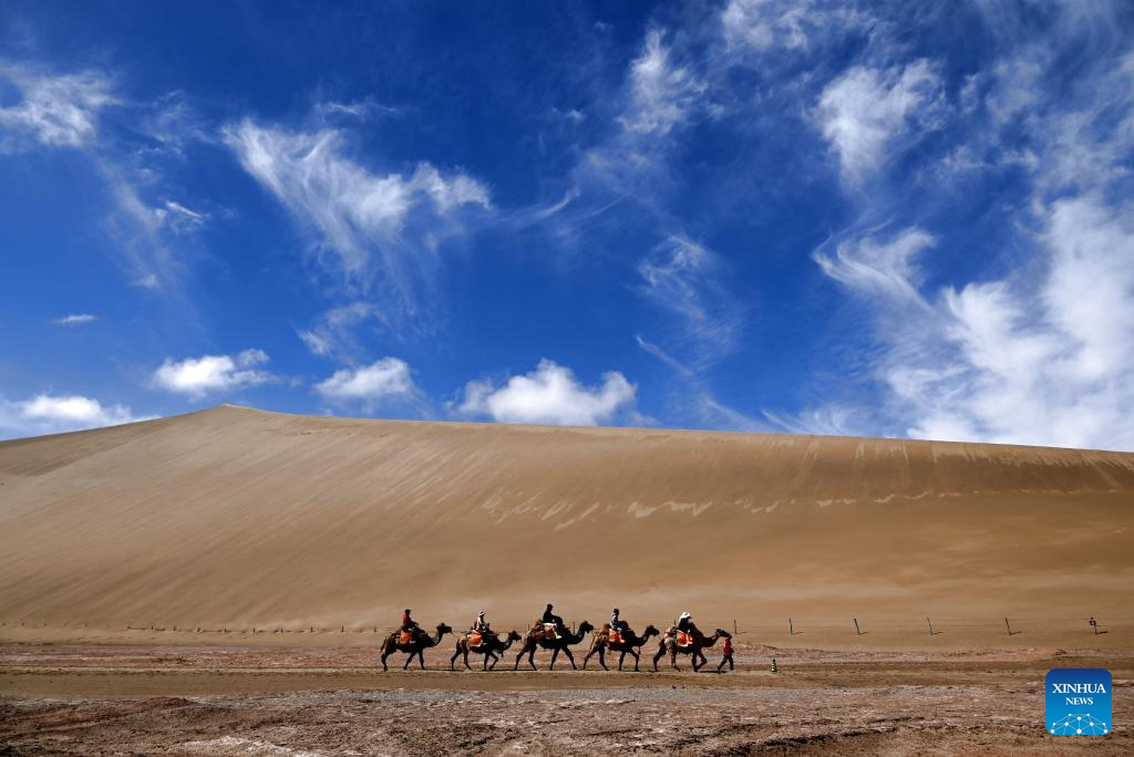 Montanha Mingsha e Fonte da Lua Crescente atraem turistas a Dunhuang