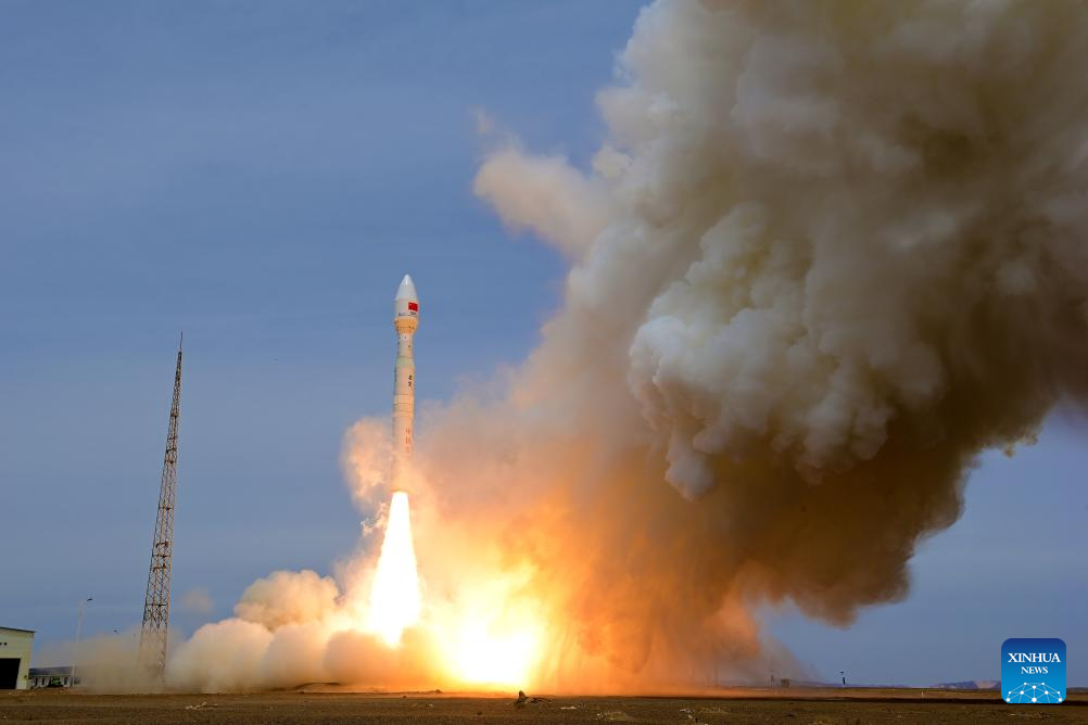 China lança foguete Lijian-1 Y13 para enviar cinco satélites ao espaço