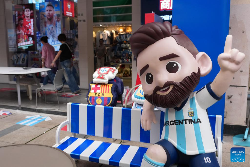 Demanda cresce por produtos com tema da Copa do Mundo fabricados na cidade chinesa de Yiwu