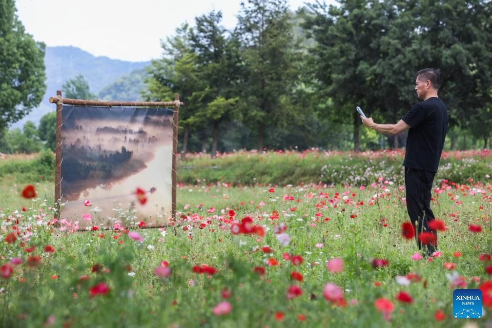 Aldeia na província chinesa de Zhejiang recebe exposição de arte ao ar livre