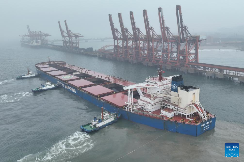 Porto chinês de Caofeidian possibilita atracação de navios de grande porte com até 400 mil toneladas em carga total