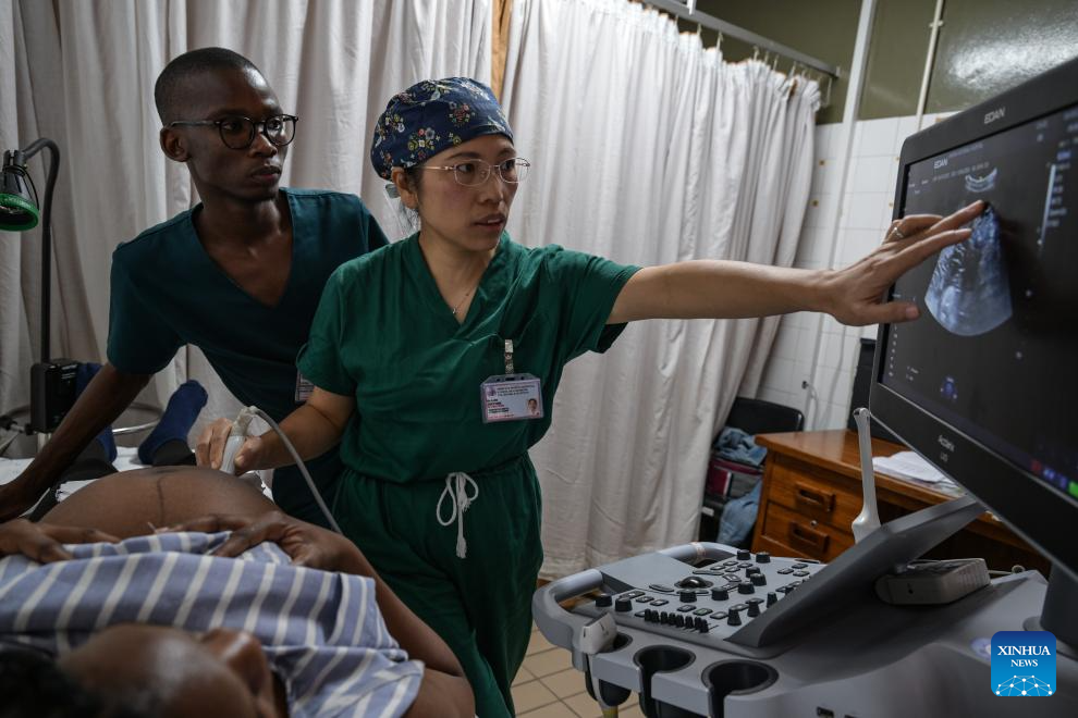 Destaque: Equipe médica chinesa ajuda a aprimorar capacidade de atendimento de saúde em Botsuana