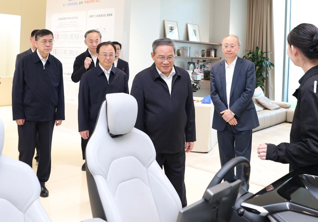 Premiê chinês enfatiza promoção de integração profunda entre IA e manufatura avançada