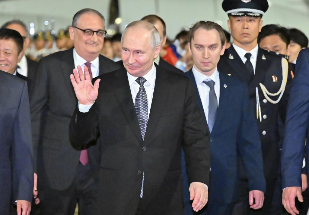Putin chega a Beijing para visita de Estado à China
