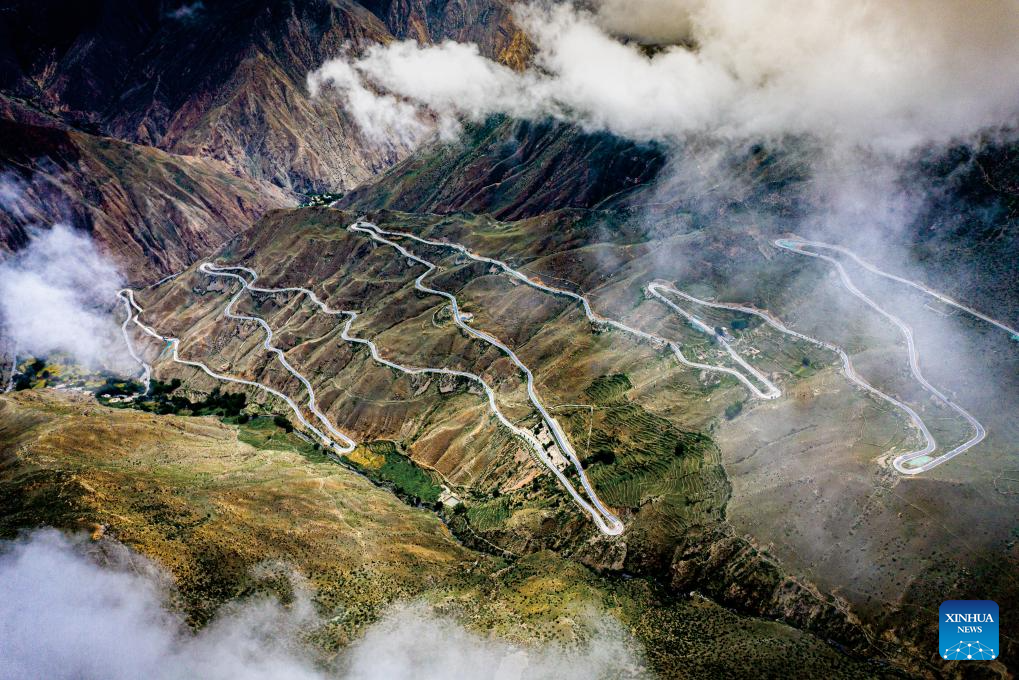 Rede de transporte modernizada amplia a conectividade e acessibilidade em Xizang, no sudoeste da China