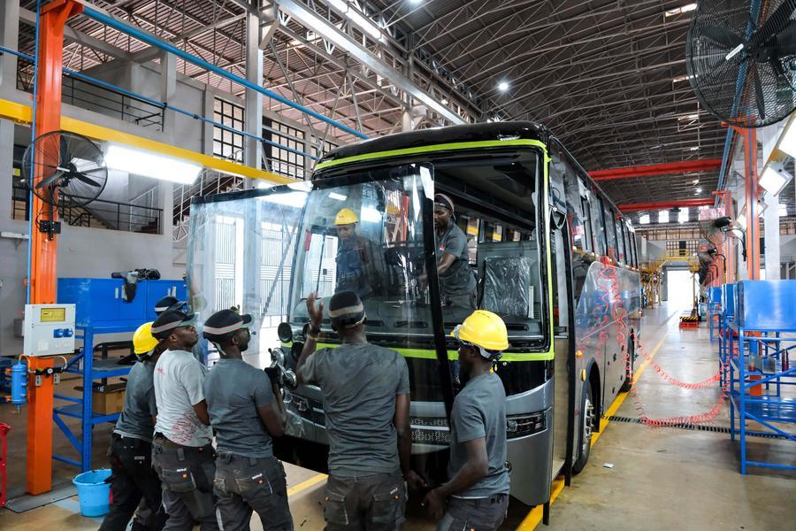 Ônibus elétricos fabricados em Uganda impulsionam mobilidade verde