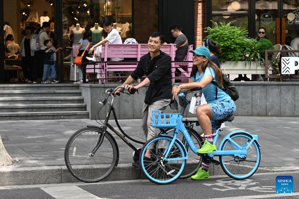 Planejador de turismo receptivo Liu Lichao mostra a verdadeira Shanghai a visitantes estrangeiros