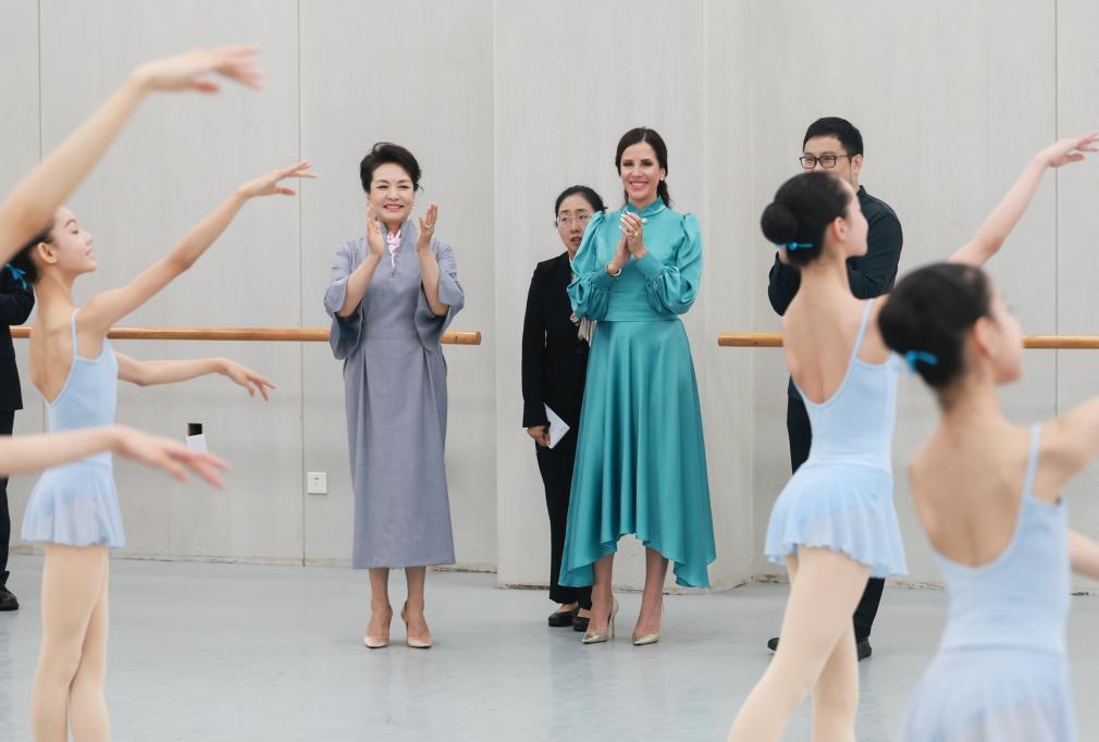 Peng Liyuan e Tamara Vucic visitam Academia de Dança de Beijing