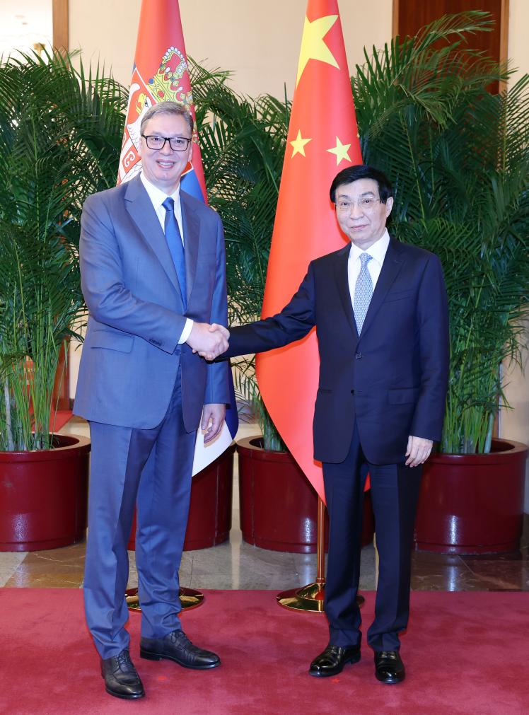 Principal conselheiro político da China se encontra com presidente sérvio